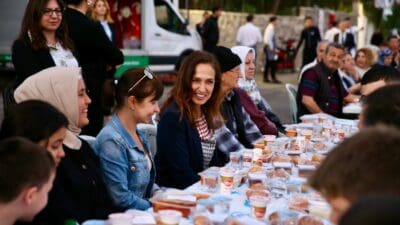 Karşıyaka Belediyesi, Ramazan ayında binlerce vatandaşı iftar sofralarında buluşturacak. Ay