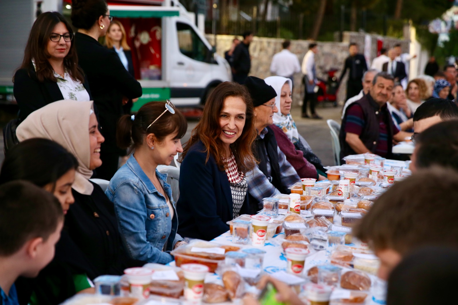 Karşıyaka Belediyesi, Ramazan ayında binlerce vatandaşı iftar sofralarında buluşturacak. Ay