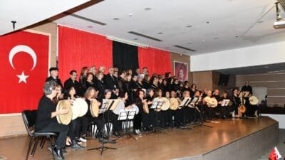Çiğli Belediyesi, Ege müziğinin sevilen gruplarından İzmir Rebetiko Korosu’nun sahne