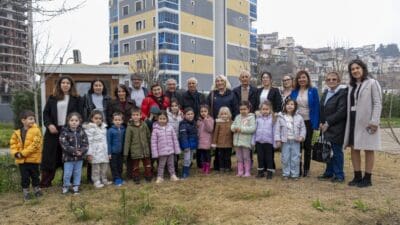 Karşıyaka Belediyesi’ne bağlı Zeliha-Mehmet Beydağı Anaokulu’nda fidan dikme etkinliği düzenlendi.