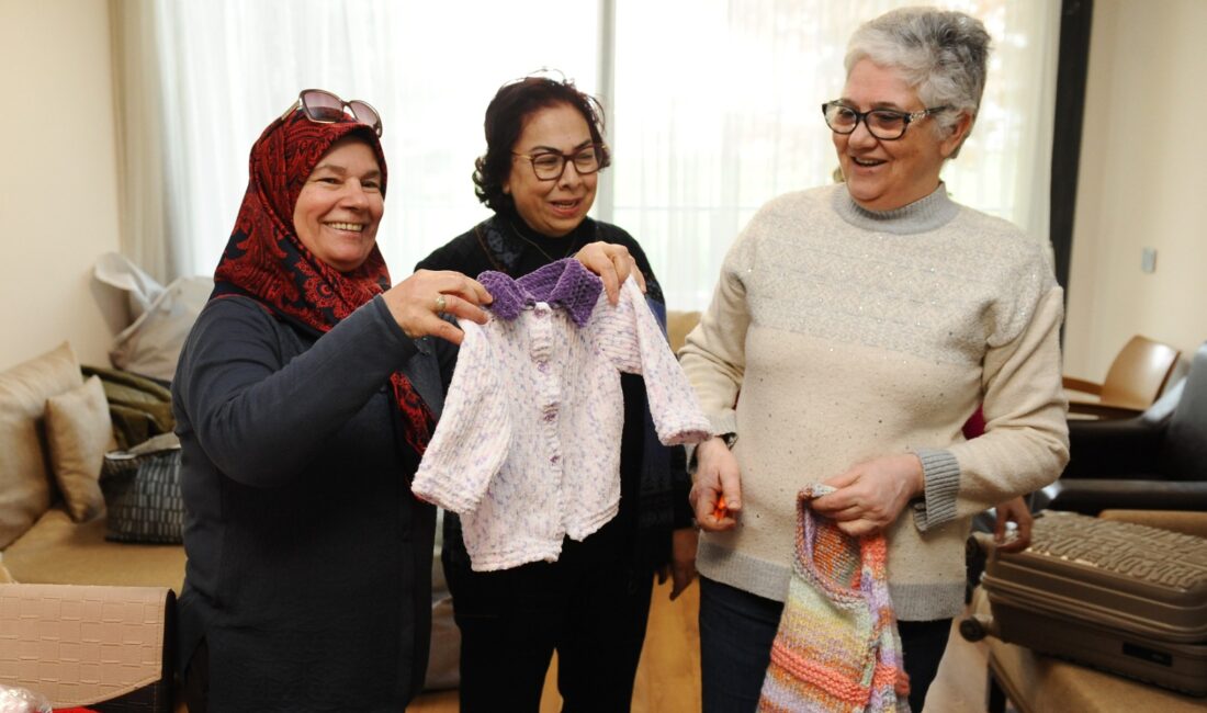 Karşıyaka Belediyesi Bilge Çınarlar Sağlıklı Yaş Alma Merkezi kursiyerleri, sosyal