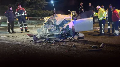 Uşak’ta gece saatlerinde meydana gelen trafik kazasında, TIR’a arkadan çarpan