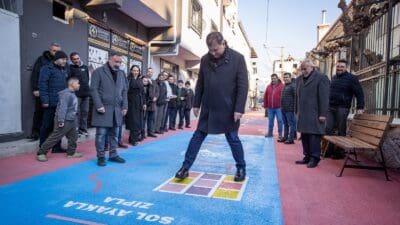 İzmir Büyükşehir Belediye Başkanı Dr. Cemil Tugay, kamusal alanların İzmirlilerin