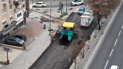 Bayraklı Belediyesinin, İzmir Büyükşehir Belediyesi iş birliğiyle yürütülen yol yenileme,