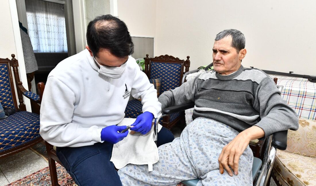 İzmir Büyükşehir’den evde bakım: Kalplere dokunan hizmet İzmir Büyükşehir Belediyesi Evde Bakım ekipleri, sabahın erken saatlerinde yola
