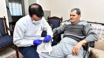 İzmir Büyükşehir Belediyesi Evde Bakım ekipleri, sabahın erken saatlerinde yola