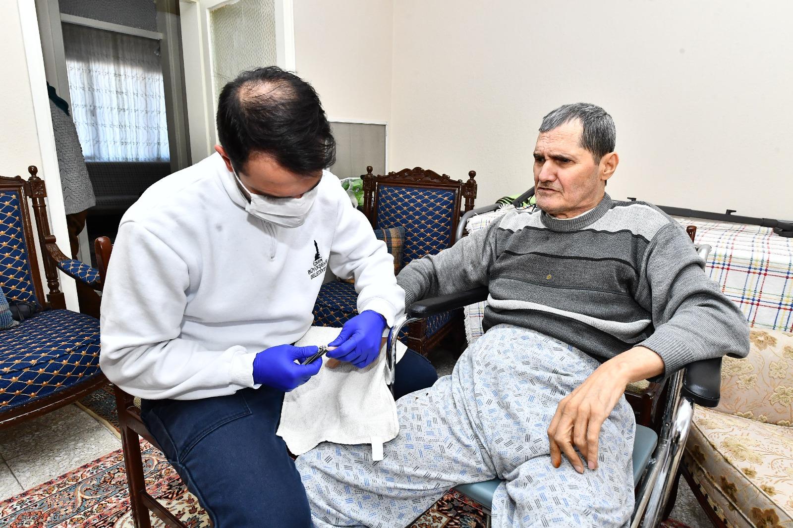 İzmir Büyükşehir Belediyesi Evde Bakım ekipleri, sabahın erken saatlerinde yola