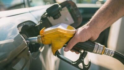 Akaryakıt fiyatları, döviz kuru ve petrol fiyatlarındaki değişimlere bağlı olarak