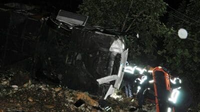 Antalya'nın Gazipaşa ilçesinde, bir yolcu otobüsünün virajı dönerken kontrolden çıkarak