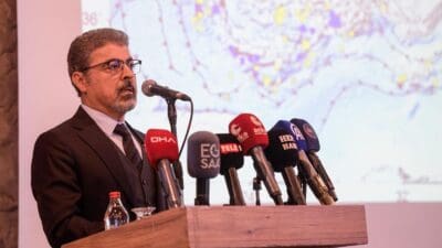 Demokrat Gündem- İzmir Afet Koordinasyon Çalıştayı’nda konuşan Deprem Uzmanı Prof.