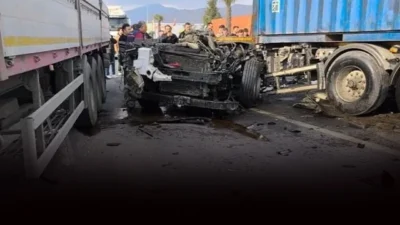 İzmir'in Menemen ilçesinde meydana gelen trafik kazasında bir TIR sürücüsü
