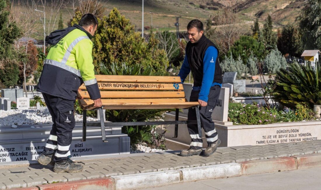 İzmir Büyükşehir Belediyesi, mezar alanlarında budadığı ağaçları geri dönüştürüyor.