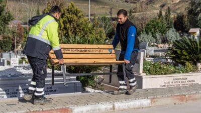 İzmir Büyükşehir Belediyesi, mezar alanlarında budadığı ağaçları geri dönüştürüyor.