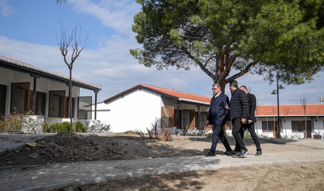 İzmir Büyükşehir Belediyesi, Dikili Belediyesi’nden devraldığı Çandarlı Sosyal Tesisi’nde yenileme