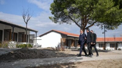 İzmir Büyükşehir Belediyesi, Dikili Belediyesi’nden devraldığı Çandarlı Sosyal Tesisi’nde yenileme