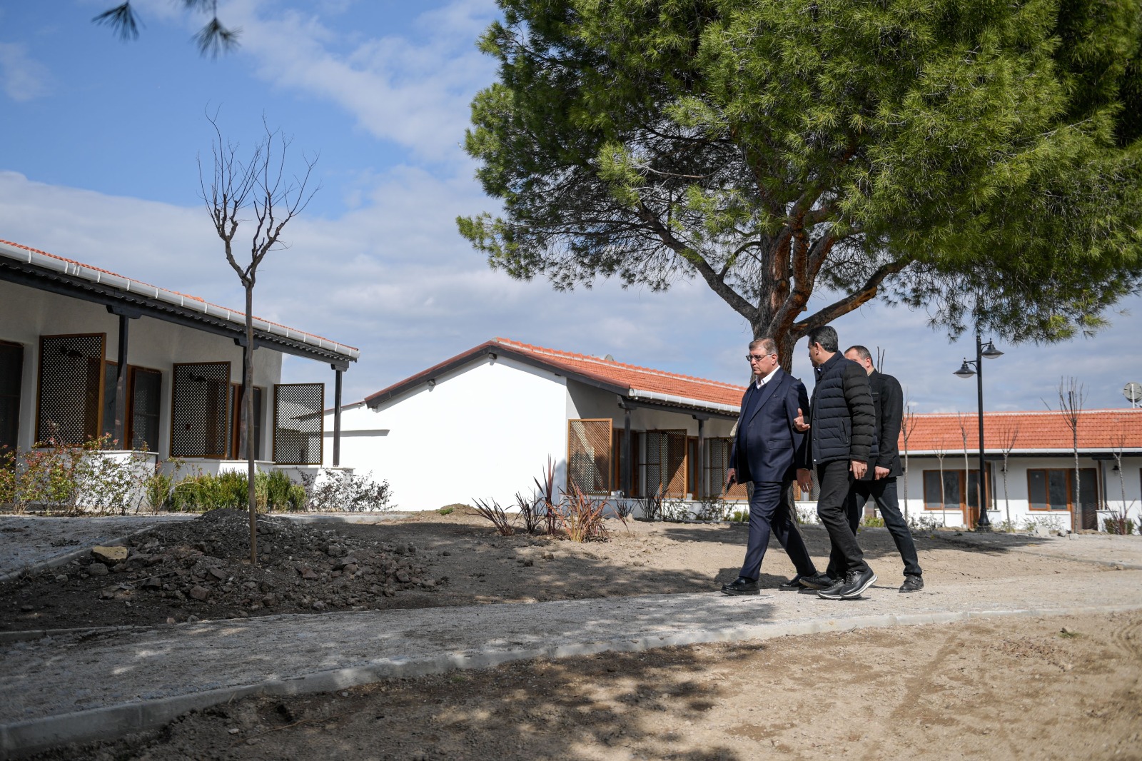 İzmir Büyükşehir Belediyesi, Dikili Belediyesi’nden devraldığı Çandarlı Sosyal Tesisi’nde yenileme