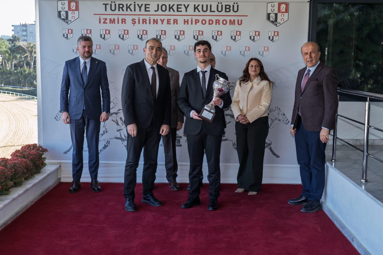 İzmir Büyükşehir Belediye Başkanlığı Koşusu Buca Şirinyer Hipodromu’nda yapıldı. İzmir