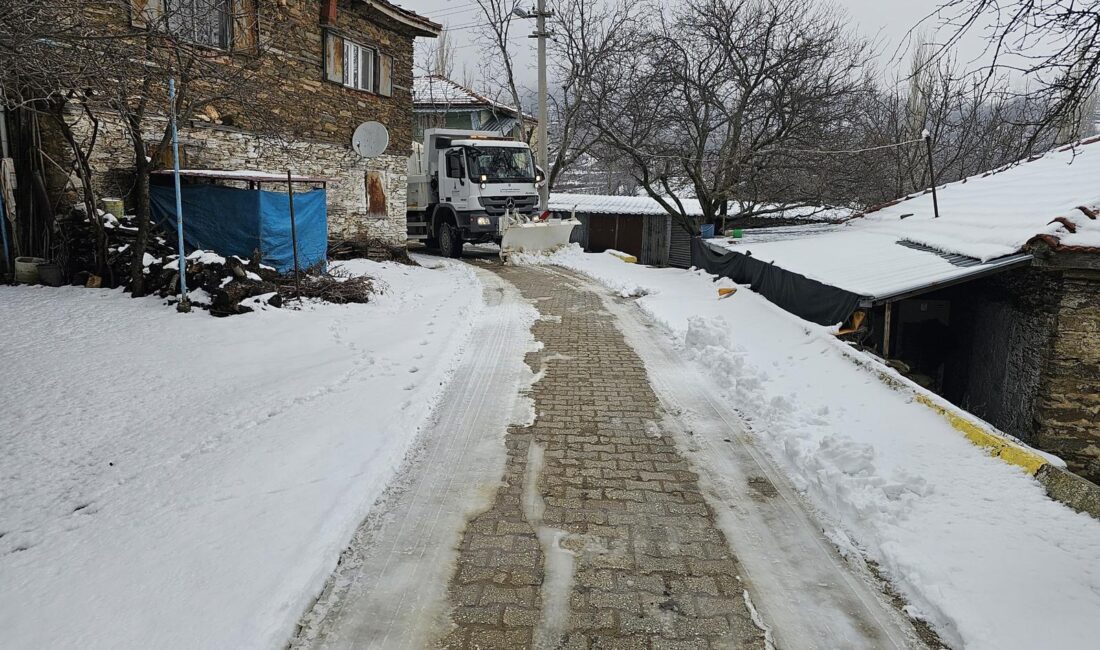 İzmir Büyükşehir Belediyesi ekipleri, şehrin yüksek kesimlerinde etkisini gösteren kar