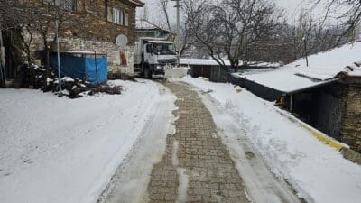 İzmir Büyükşehir Belediyesi ekipleri, şehrin yüksek kesimlerinde etkisini gösteren kar