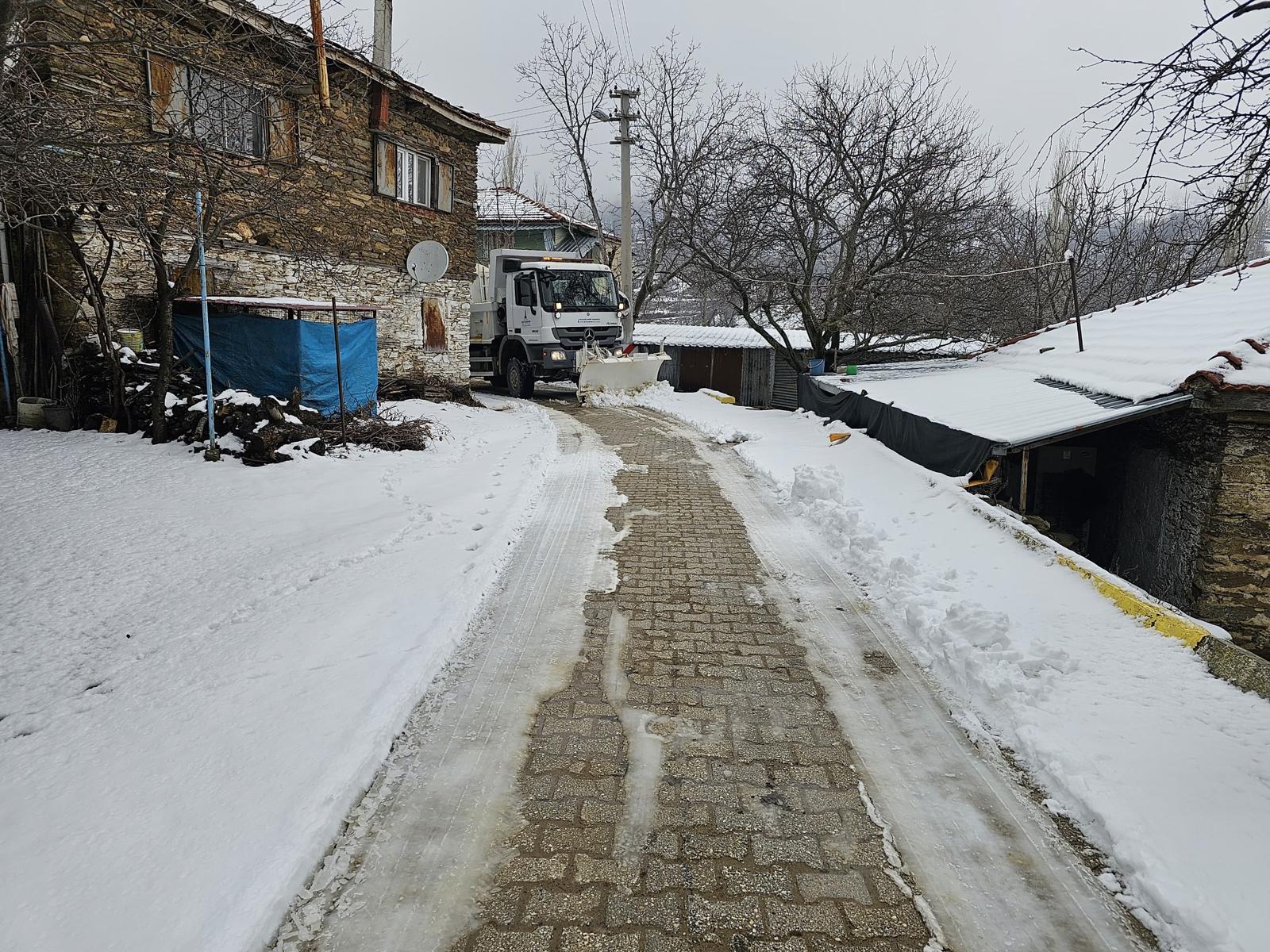 İzmir Büyükşehir Belediyesi ekipleri, şehrin yüksek kesimlerinde etkisini gösteren kar