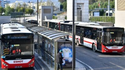 İzmir Büyükşehir Belediyesi öğrencilerin önemli gider kalemlerinden biri olan toplu