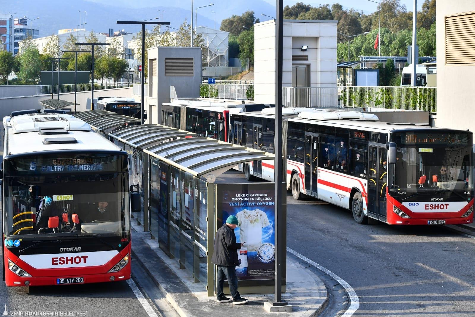 İzmir Büyükşehir Belediyesi öğrencilerin önemli gider kalemlerinden biri olan toplu