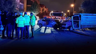 Denizli’nin Pamukkale ilçesinde kamyonet ile otomobilin çarpıştığı kazada 17 yaşındaki