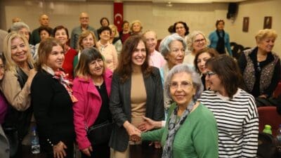 Karşıyaka Belediyesi, 3. Yaş Üniversitesi’nden mezun olan 60 yaş ve