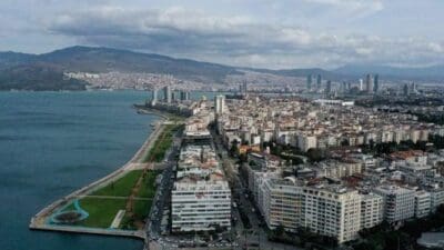 İzmir, deprem, tsunami, sel ve kuraklık gibi birçok afet riskiyle