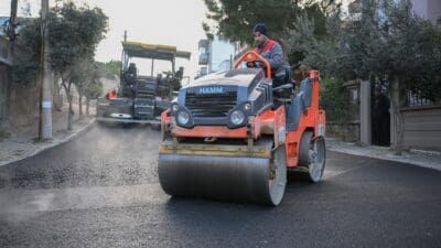 Bornova Belediyesi, hava koşullarının uygun olduğu kış günlerinde de asfalt