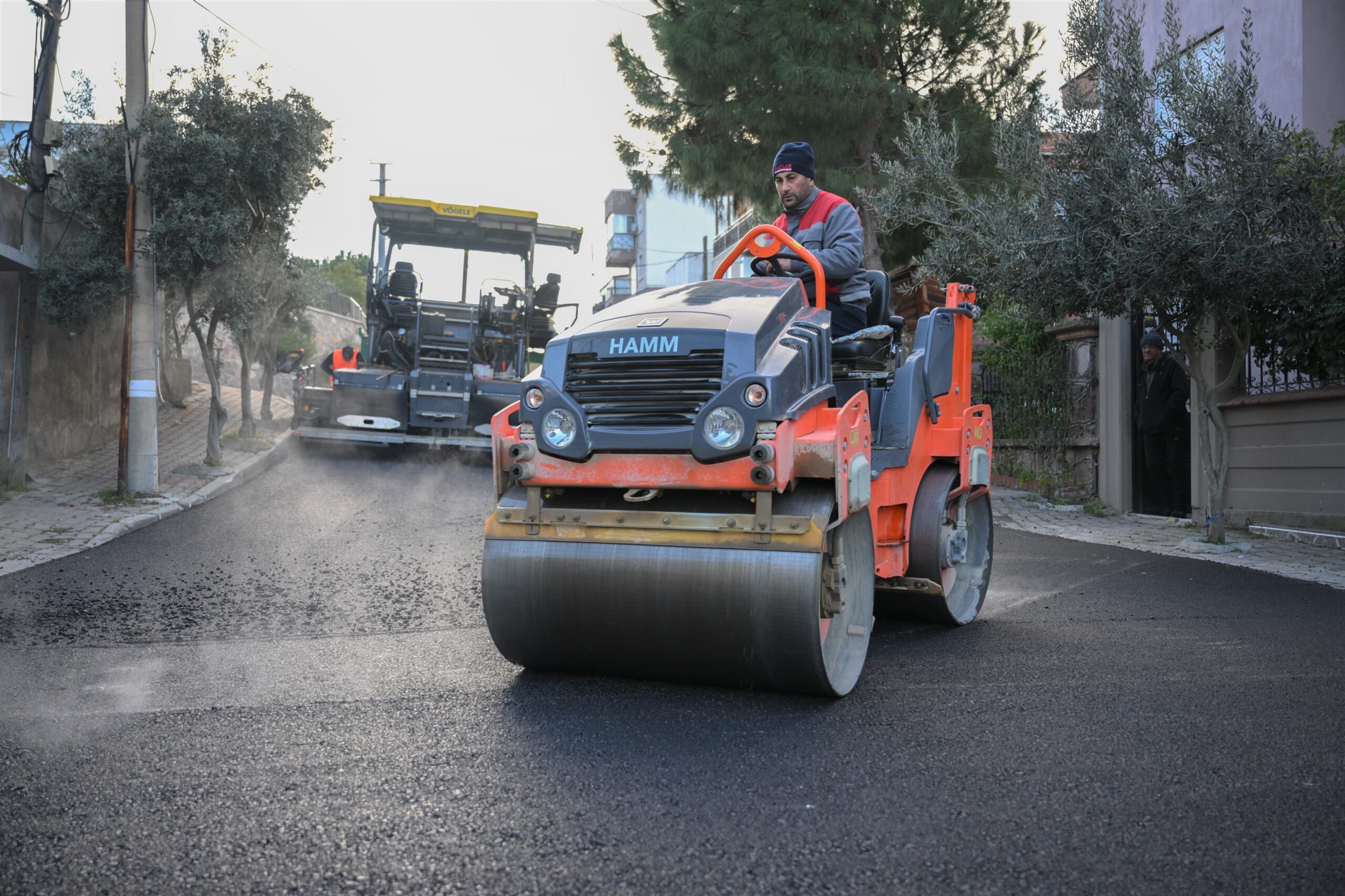Bornova Belediyesi, hava koşullarının uygun olduğu kış günlerinde de asfalt