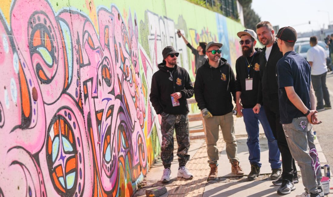Türkiye’nin dört bir yanından Buca’ya gelen grafiti sanatçıları vatandaşlara görsel