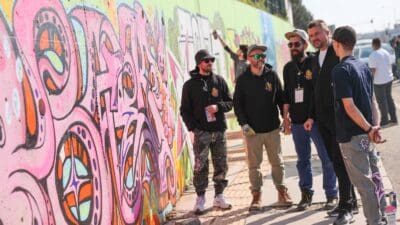 Türkiye’nin dört bir yanından Buca’ya gelen grafiti sanatçıları vatandaşlara görsel