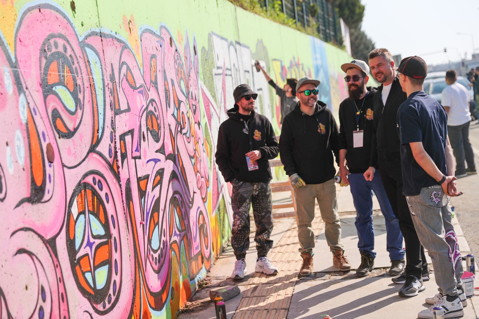 Türkiye’nin dört bir yanından Buca’ya gelen grafiti sanatçıları vatandaşlara görsel