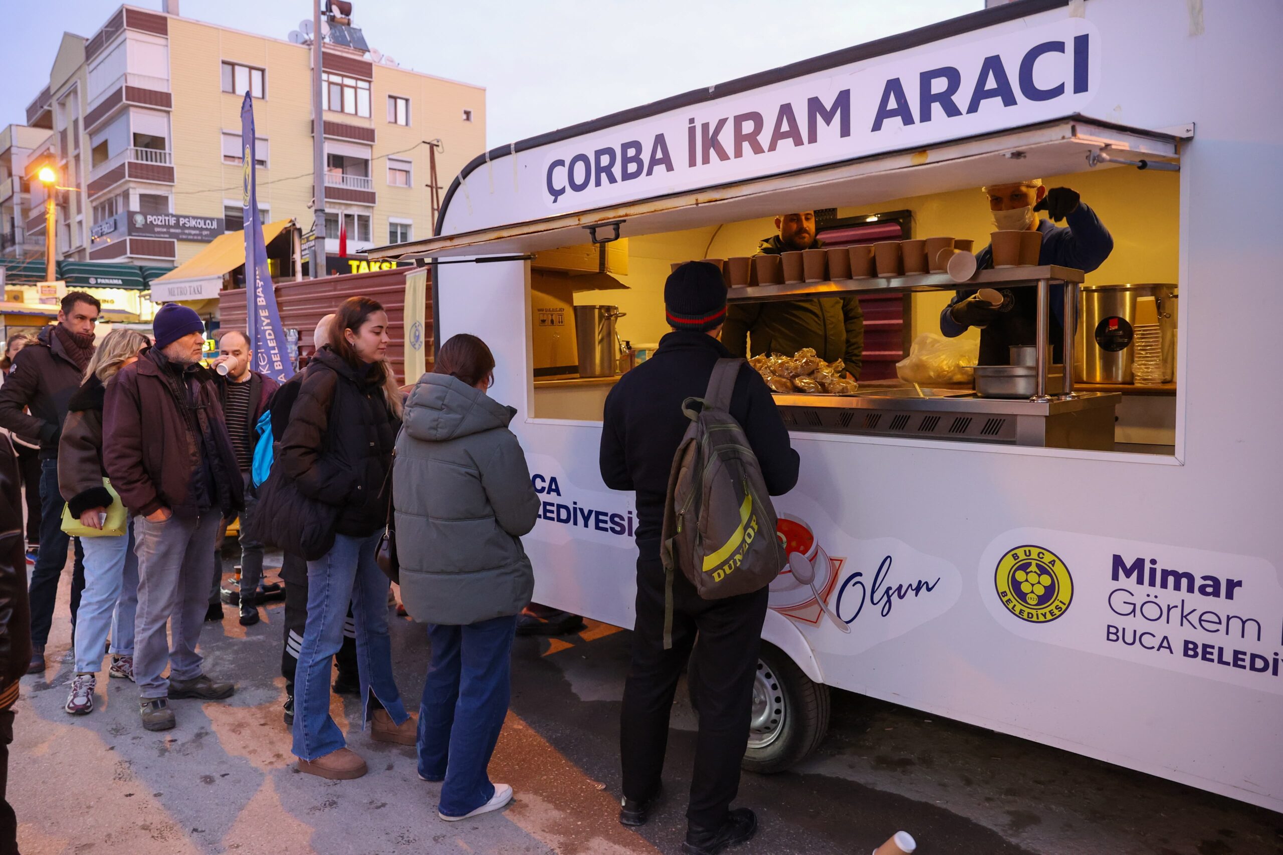 Buca Belediyesi'nden sıcak çorba ikramı