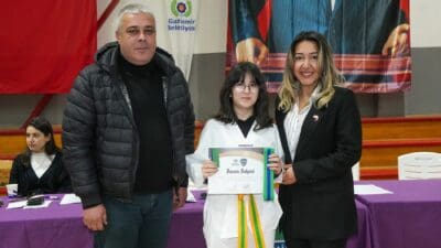 Gaziemir Belediyesi’nin düzenlediği taekwondo kursuna katılan 100 sporcu, kursta öğrendikleri