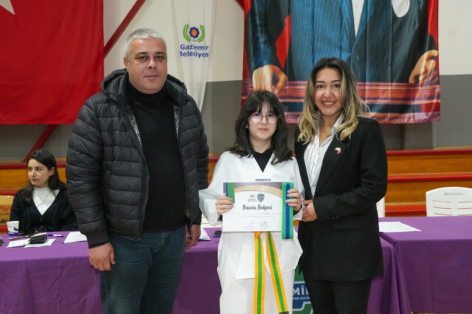 Gaziemir Belediyesi’nin düzenlediği taekwondo kursuna katılan 100 sporcu, kursta öğrendikleri