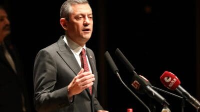 Özgür Özel, partisinin İzmir’de düzenlediği Engellilik Çalıştayı’na katılarak engelli bireylerin