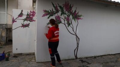 Menderes Belediyesi, mahallelerde resim çizimleri ile güzelleştirme çalışmaları yapıyor.