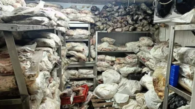 İzmir’in Konak ilçesinde bir gıda deposunda yapılan denetimde, menşei belli