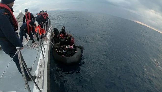 İzmir'in Seferihisar ilçesi açıklarında, Sahil Güvenlik Komutanlığı ekipleri tarafından toplam
