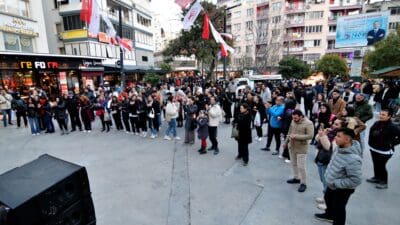 Bornova Belediyesi, Sevgililer Günü’nü coşkulu bir etkinlikle kutladı. . İzmir’e