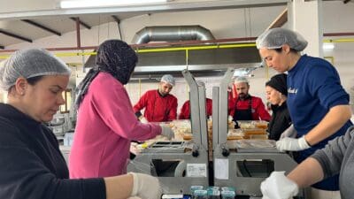 Yılın 365 günü ihtiyaç sahiplerine sıcak yemek ulaştıran Menemen Belediyesi,