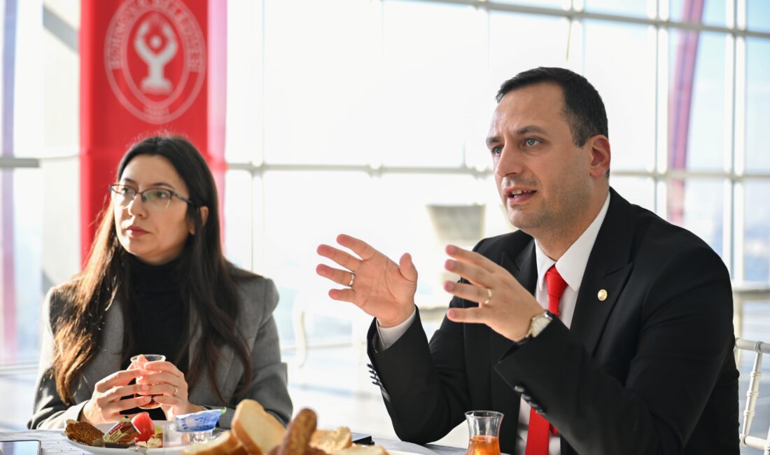 Bornova Belediye Başkanı Ömer Eşki, ilçedeki Alevi derneklerinin temsilcileriyle bir