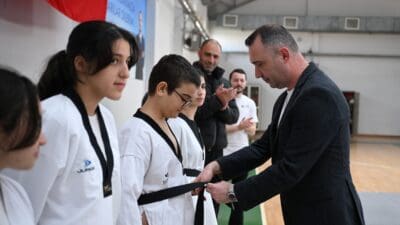 Bornova Belediyesi’nin spor okullarında taekwondo eğitimi alan 95 sporcu, kuşak