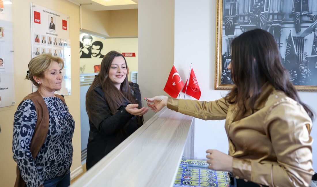 Cumhuriyet Halk Partisi (CHP) Buca İlçe Başkanı Çağdaş Kaya, vatandaşlara