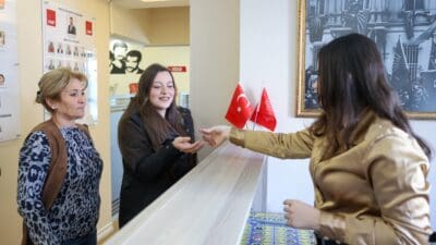 Cumhuriyet Halk Partisi (CHP) Buca İlçe Başkanı Çağdaş Kaya, vatandaşlara