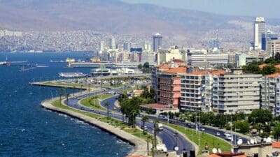 İzmir'in Konak ilçesinde, Alsancak Kordon Boyu'nda denizde hareketsiz halde bulunan