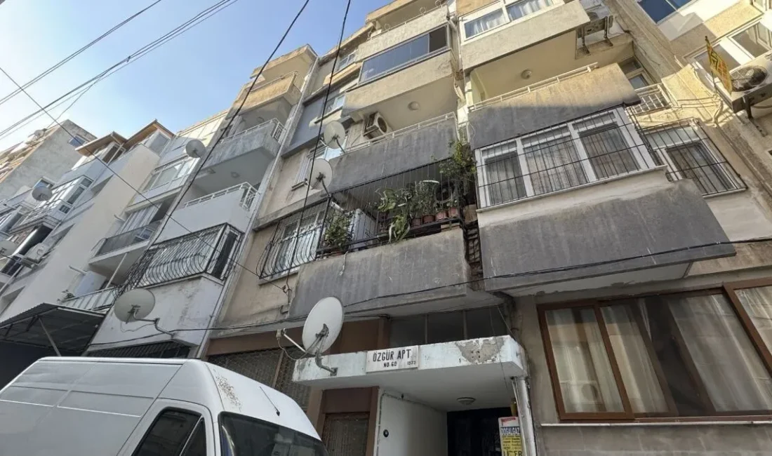 İzmir'de yalnız yaşayan 87 yaşındaki emekli hemşire Gülşen Çoğulu'nun evinde