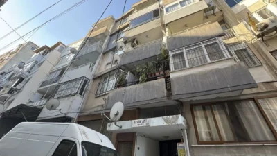 İzmir'de yalnız yaşayan 87 yaşındaki emekli hemşire Gülşen Çoğulu'nun evinde